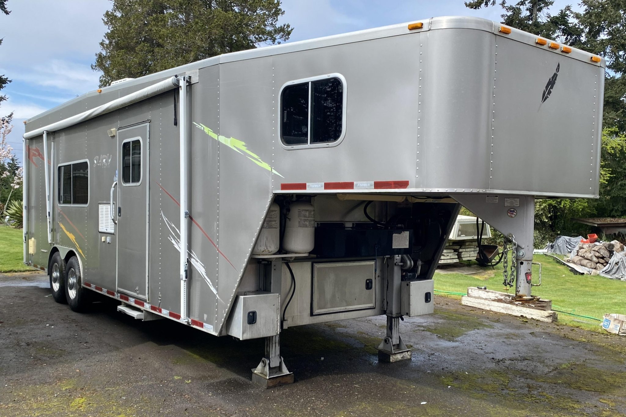 2007 Featherlite SURV 32′ Toy Hauler