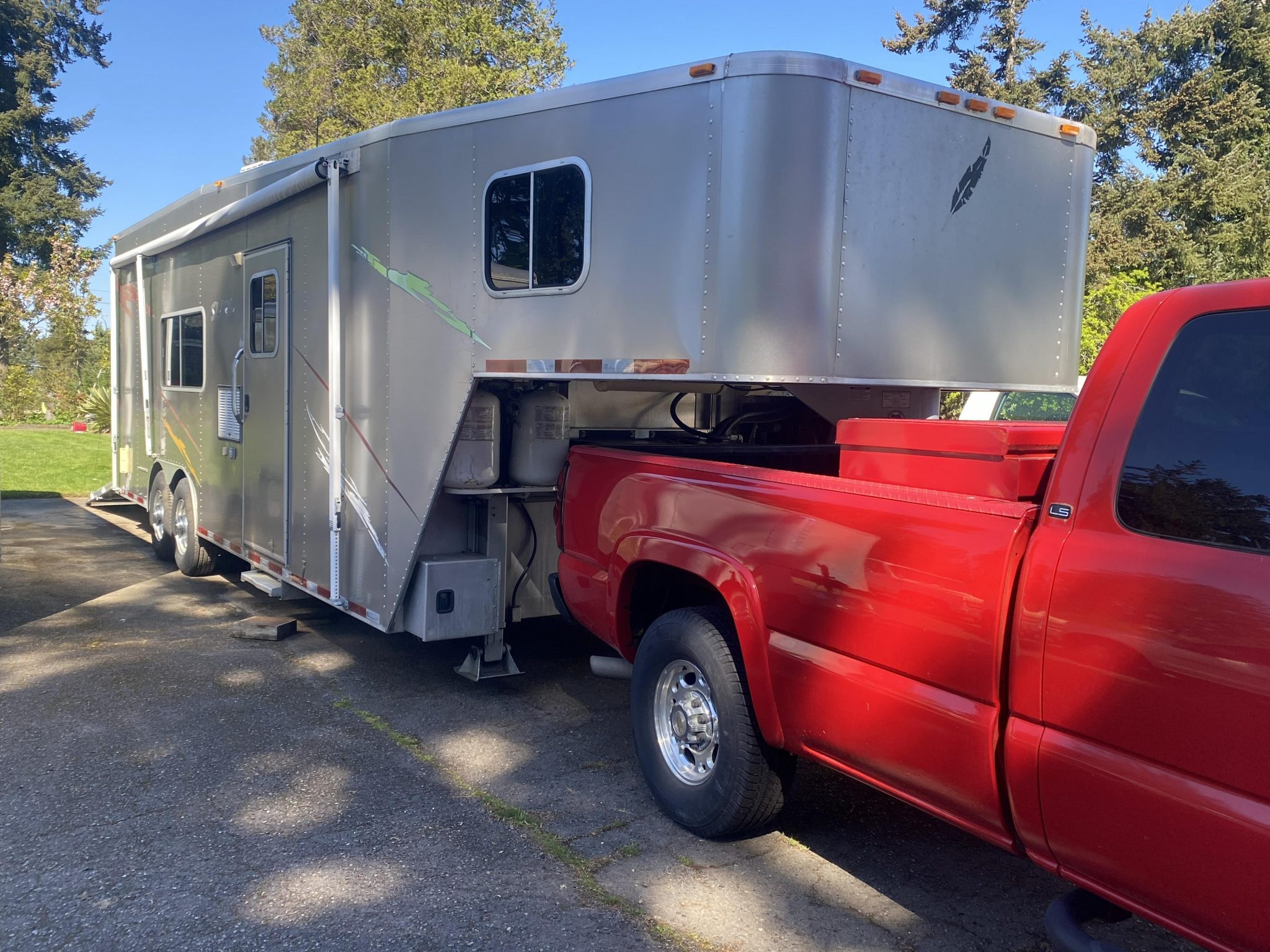 2007 Featherlite SURV 32′ Toy Hauler - Image 2