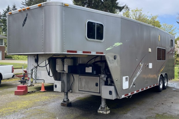 2007 Featherlite SURV 32′ Toy Hauler - Image 6