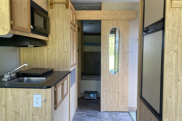 2007 Featherlite SURV 32′ Toy Hauler - Image 4