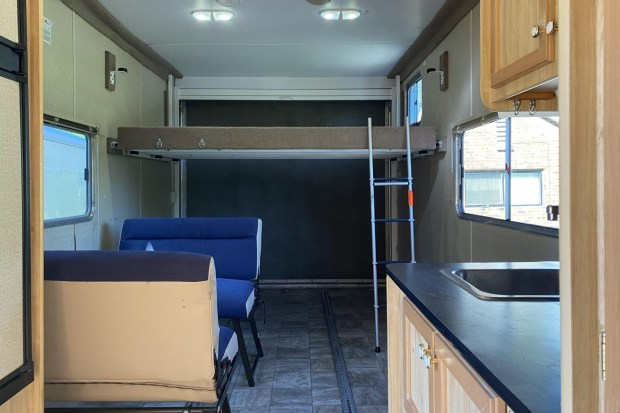 2007 Featherlite SURV 32′ Toy Hauler - Image 5