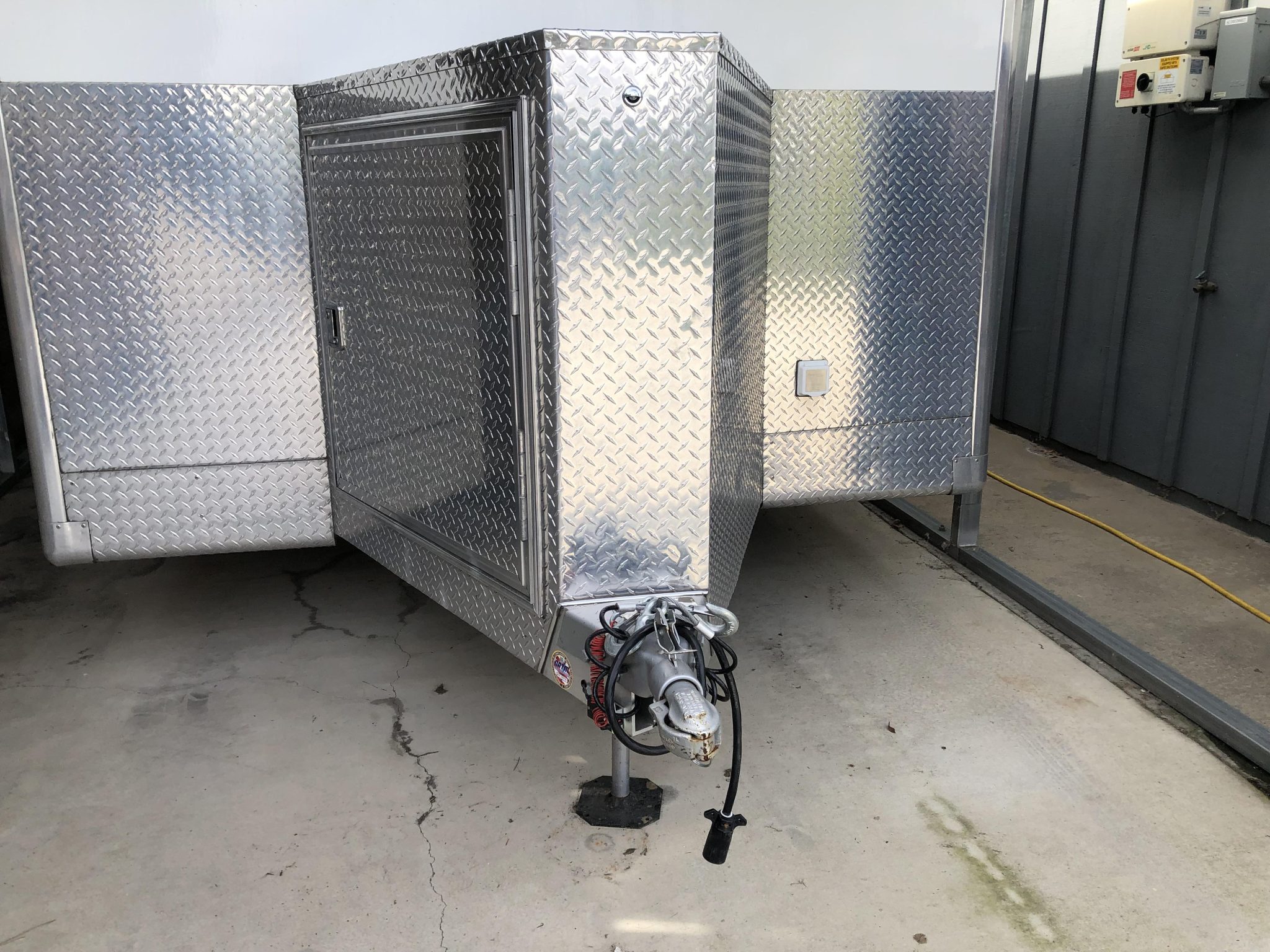 2020 JIMGLO Elite 22′ Enclosed Trailer - Image 2
