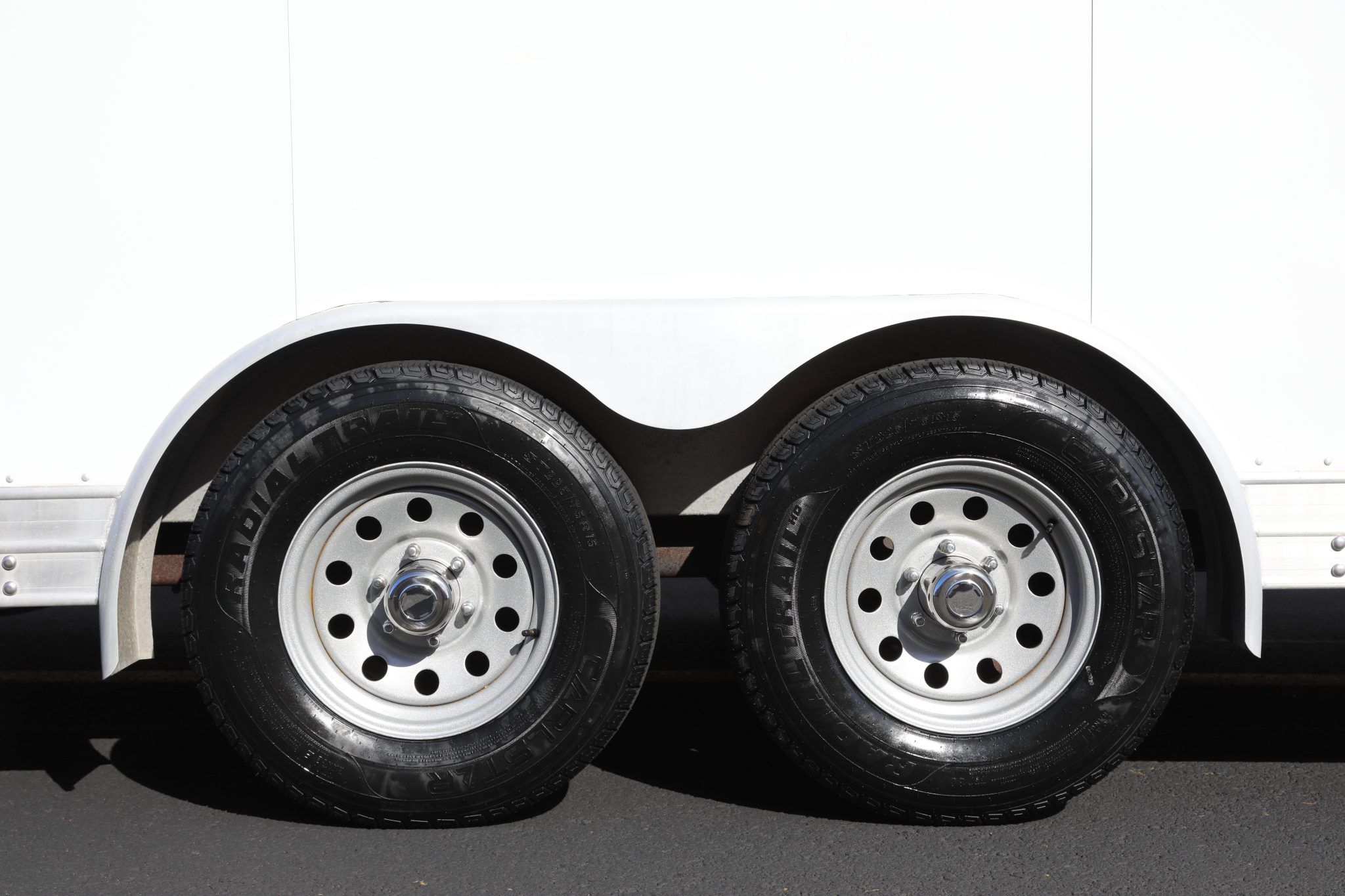 2000 Featherlite 4926 24′ Enclosed Trailer - Image 2