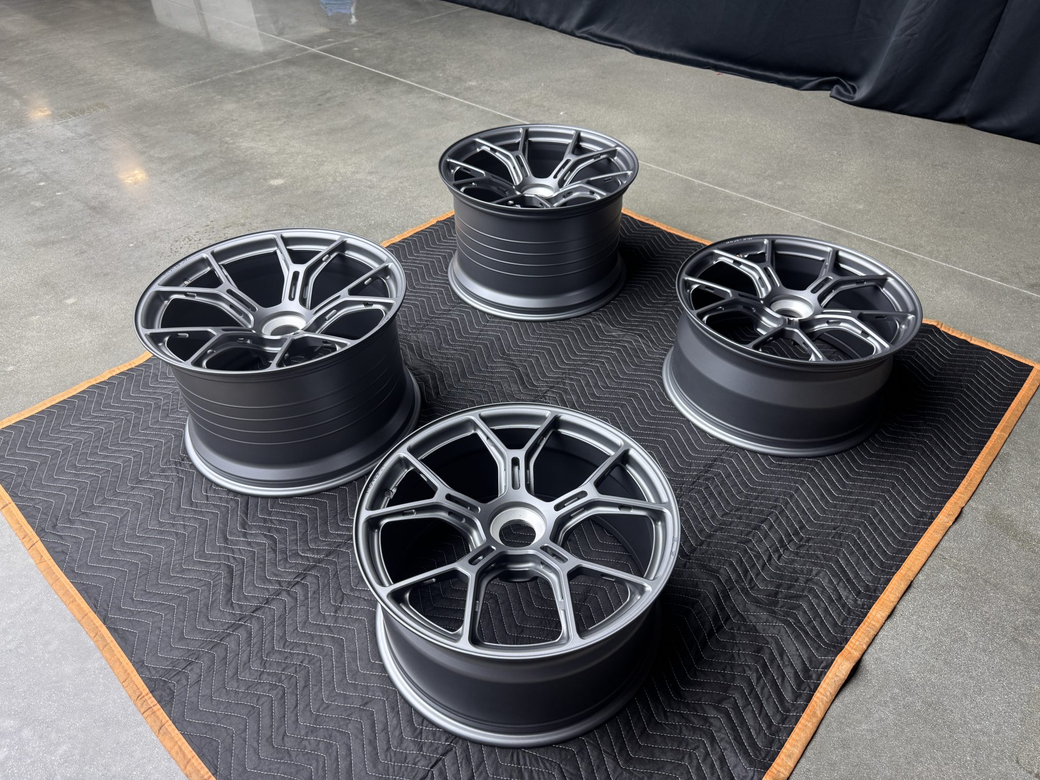 20×10″ and 21×13″ Vorsteiner Magnesium Center-Lock Wheels for Porsche 992 - Image 3