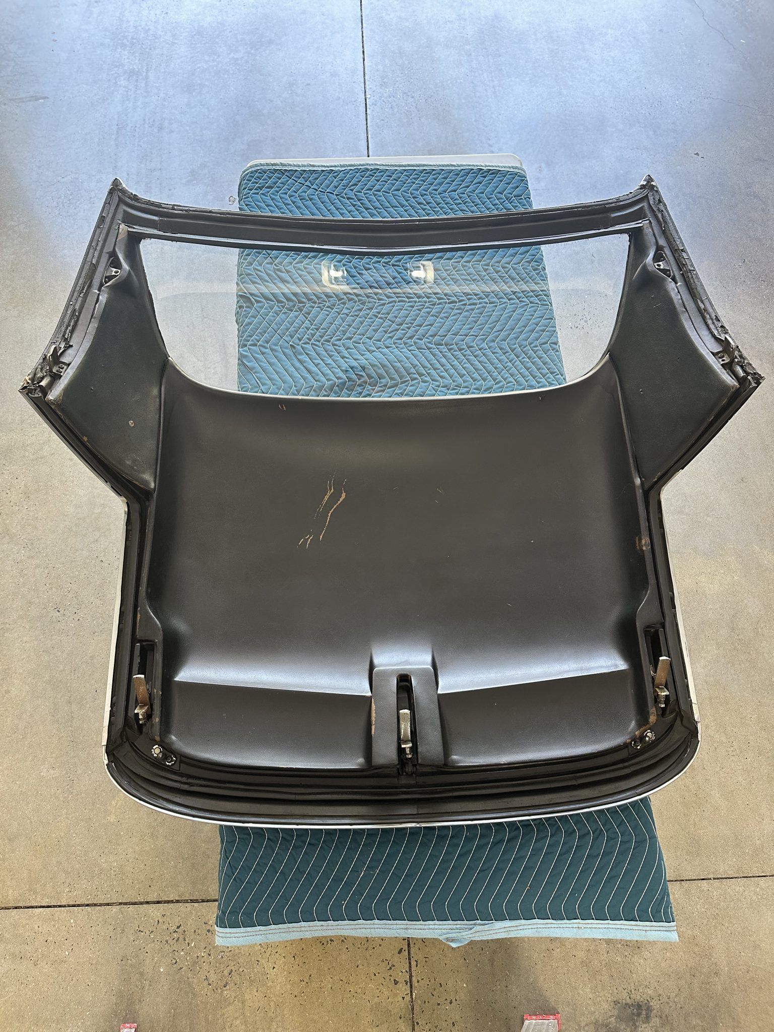 Vinyl-Covered Chevrolet Corvette C3 Removable Hardtop - Image 2