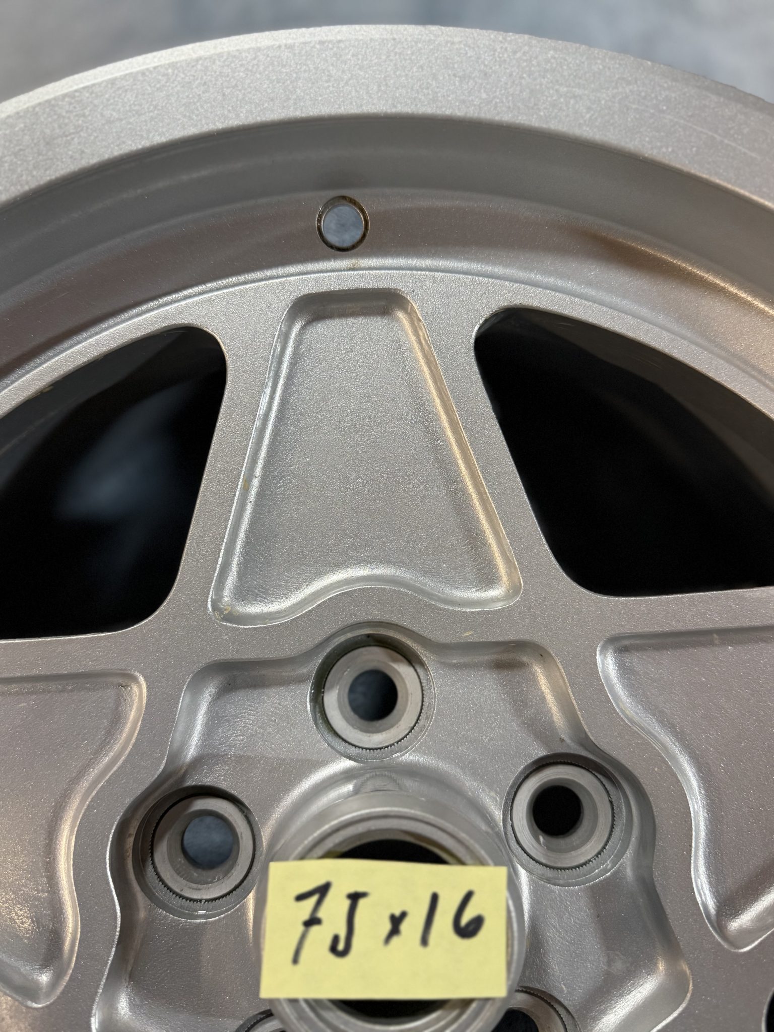 16×7″ and 16×8″ Cromodora Wheels for Ferrari 308 Quattrovalvole - Image 3