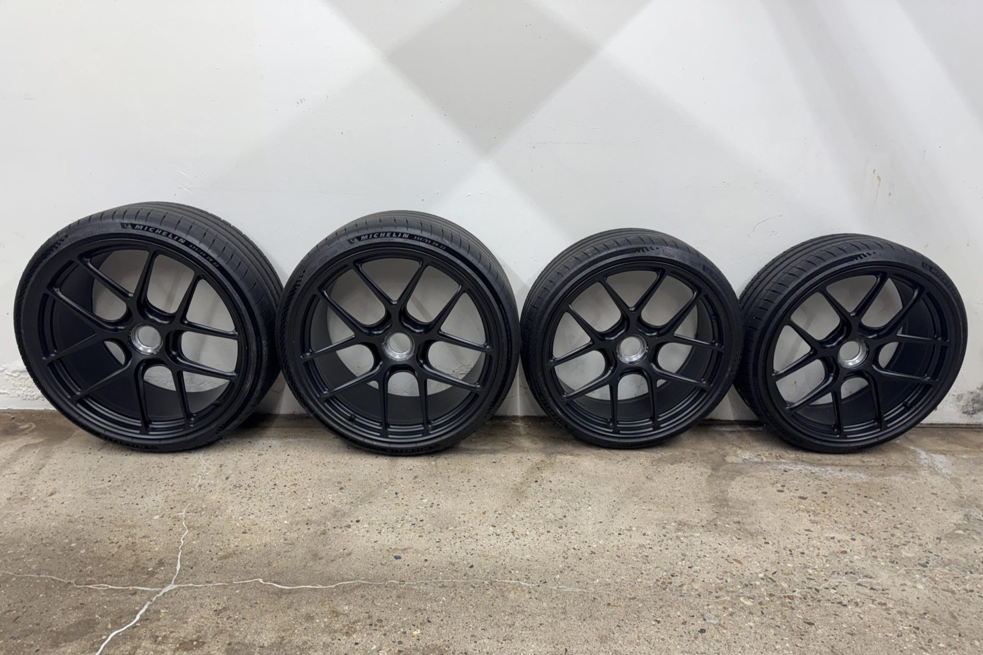 No Reserve: 21×9.5″ and 22×12.5″ HRE R101 Center-Lock Wheels