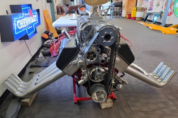 Arias 454 Hemi V8 Engine and 3-Speed Automatic Transmission - Image 3