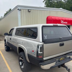 Used Chevy Silverado 1999-2006 8' long bed used topper LOCATION: B-3-2 CODE: CNMM0000
