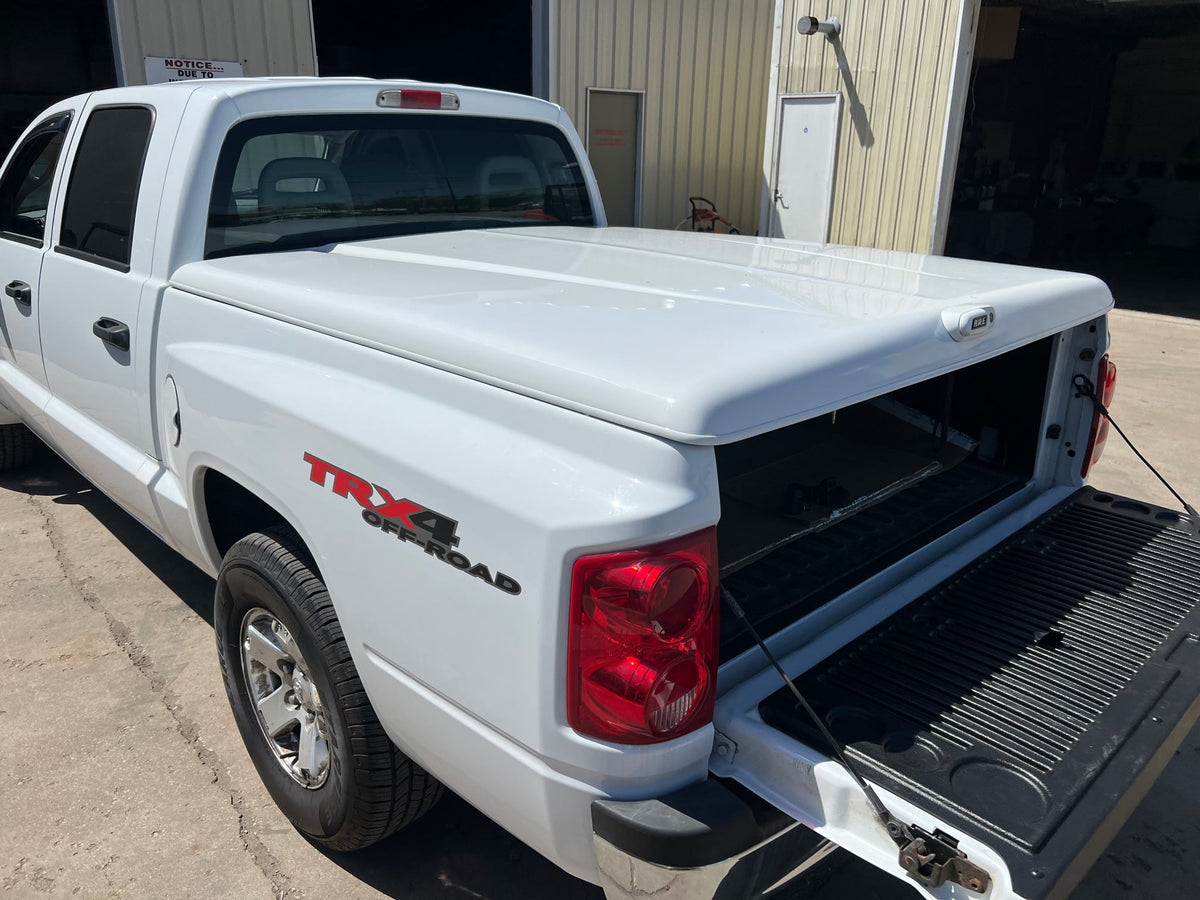 Used Dodge Dakota Short Bed 5' 2005-2009 Fiberglass Lid Cap White CODE: CNM000 Location: B-9-5